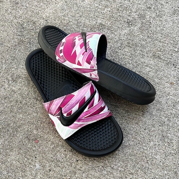 WMNS NIKE BENASSI SWOOSH JDI PRINT SLIDE PINK WHITE BLACKFLOWER FEATHER - Picture 5 of 5